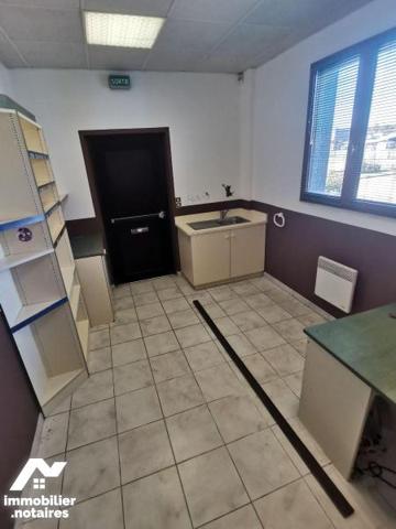 Ensemble de deux locaux commerciaux, situés au centre commercial du Roudour. 
Le grand local e...