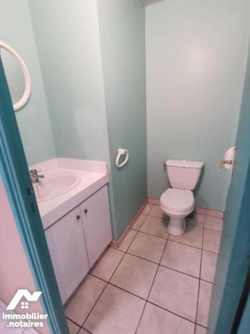 Ensemble de deux locaux commerciaux, situés au centre commercial du Roudour. 
Le grand local e...