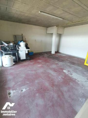 Ensemble de deux locaux commerciaux, situés au centre commercial du Roudour. 
Le grand local e...