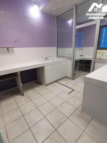 Ensemble de deux locaux commerciaux, situés au centre commercial du Roudour. 
Le grand local e...