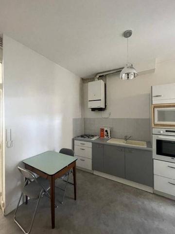 REF 12185- 24 RUE CHAUSSADE - F2 au 1er étage côté rue