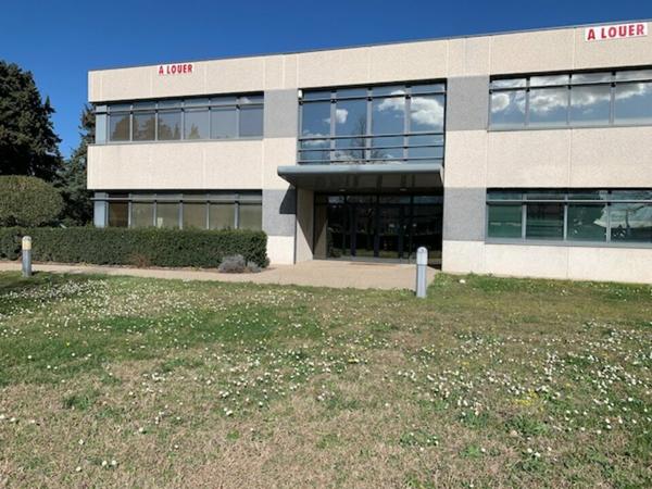 Bureaux à louer à Montfavet 365 m² avec parking privatif et fibre
