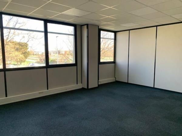 Bureaux à louer à Montfavet 365 m² avec parking privatif et fibre
