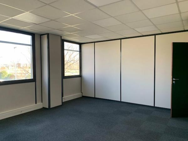Bureaux à louer à Montfavet 365 m² avec parking privatif et fibre