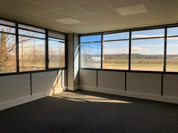 Bureaux à louer à Montfavet 365 m² avec parking privatif et fibre