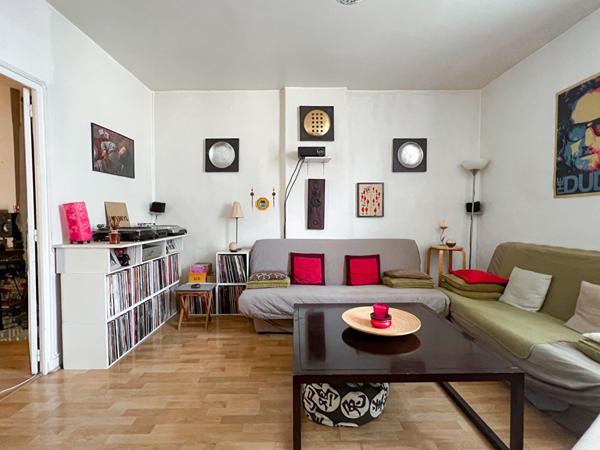 A vendre Trélazé à 5 minutes à pieds des écoles primaires et élémentaires, des commerces, maison ancienne, 2 chambres, jardin clos, chauffage au gaz de ville.