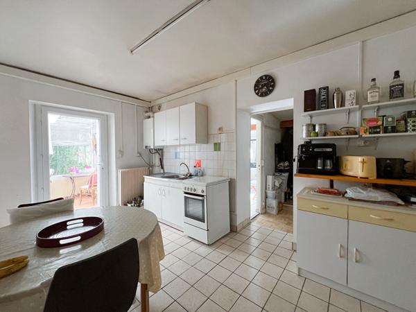 A vendre Trélazé à 5 minutes à pieds des écoles primaires et élémentaires, des commerces, maison ancienne, 2 chambres, jardin clos, chauffage au gaz de ville.