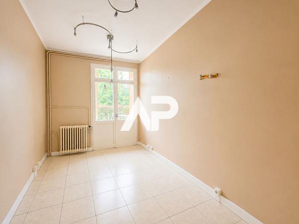 Local commercial Montmorency 167 000 € **  - Référence  1692