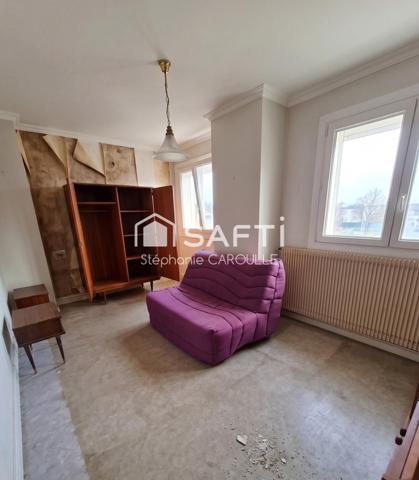 Maison 1950 avec travaux. 2chambres.Cave et dépendances. Jardin 500 m2