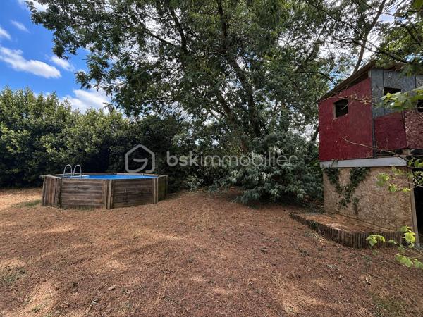 Vous recherchez de l'espace sans renoncer à la proximité des commodités ?
Cette maison de 168 m² habitables offre un cadre de vie idéal pour une famille souhaitant conjuguer confort, fonctionnalité et qualité de vie.
Dès l'entrée, vous découvrez une belle pièce de vie baignée de lumière avec son poêle à bois, ouverte sur une cuisine aménagée et équipée. La véranda prolonge harmonieusement les espaces de vie vers la terrasse et le jardin.
La vie de plain-pied est un véritable atout grâce à une chambre avec dressing, un grand bureau pouvant devenir une seconde chambre, une salle d'eau et un WC indépendant.
À l'étage, chacun profite de son espace avec trois belles chambres, une vaste mezzanine idéale pour un coin détente, salle de jeux ou télétravail, ainsi qu'une salle d'eau et un second WC.
Le sous-sol total apporte un confort supplémentaire avec garage, atelier, buanderie et de nombreux espaces de rangement.
À l'extérieur, le terrain clos et sans vis-à-vis de plus de 1 026m² invite à profiter pleinement des beaux jours : terrasse, cuisine d'été, piscine hors-sol et espaces de détente.
SES ATOUTS : 
✔ Jusqu'à 6 chambres possibles
✔ Vie de plain-pied
✔ Sous-sol total
✔ Terrain clos de 1 026 m²
✔ Centre-ville accessible à pied
✔ Environnement calme et recherché
Une maison aux volumes généreux où chacun trouvera sa place.
Contactez-moi pour découvrir tout son potentiel lors d'une visite.