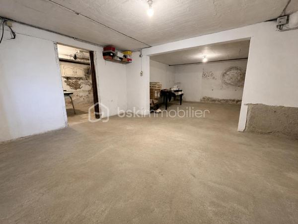 Vous recherchez de l'espace sans renoncer à la proximité des commodités ?
Cette maison de 168 m² habitables offre un cadre de vie idéal pour une famille souhaitant conjuguer confort, fonctionnalité et qualité de vie.
Dès l'entrée, vous découvrez une belle pièce de vie baignée de lumière avec son poêle à bois, ouverte sur une cuisine aménagée et équipée. La véranda prolonge harmonieusement les espaces de vie vers la terrasse et le jardin.
La vie de plain-pied est un véritable atout grâce à une chambre avec dressing, un grand bureau pouvant devenir une seconde chambre, une salle d'eau et un WC indépendant.
À l'étage, chacun profite de son espace avec trois belles chambres, une vaste mezzanine idéale pour un coin détente, salle de jeux ou télétravail, ainsi qu'une salle d'eau et un second WC.
Le sous-sol total apporte un confort supplémentaire avec garage, atelier, buanderie et de nombreux espaces de rangement.
À l'extérieur, le terrain clos et sans vis-à-vis de plus de 1 026m² invite à profiter pleinement des beaux jours : terrasse, cuisine d'été, piscine hors-sol et espaces de détente.
SES ATOUTS : 
✔ Jusqu'à 6 chambres possibles
✔ Vie de plain-pied
✔ Sous-sol total
✔ Terrain clos de 1 026 m²
✔ Centre-ville accessible à pied
✔ Environnement calme et recherché
Une maison aux volumes généreux où chacun trouvera sa place.
Contactez-moi pour découvrir tout son potentiel lors d'une visite.