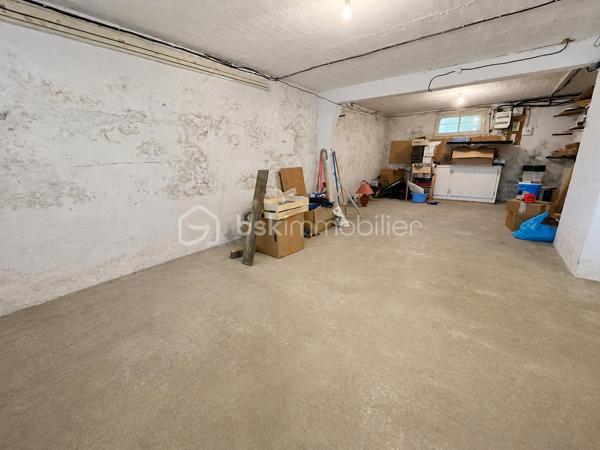 Vous recherchez de l'espace sans renoncer à la proximité des commodités ?
Cette maison de 168 m² habitables offre un cadre de vie idéal pour une famille souhaitant conjuguer confort, fonctionnalité et qualité de vie.
Dès l'entrée, vous découvrez une belle pièce de vie baignée de lumière avec son poêle à bois, ouverte sur une cuisine aménagée et équipée. La véranda prolonge harmonieusement les espaces de vie vers la terrasse et le jardin.
La vie de plain-pied est un véritable atout grâce à une chambre avec dressing, un grand bureau pouvant devenir une seconde chambre, une salle d'eau et un WC indépendant.
À l'étage, chacun profite de son espace avec trois belles chambres, une vaste mezzanine idéale pour un coin détente, salle de jeux ou télétravail, ainsi qu'une salle d'eau et un second WC.
Le sous-sol total apporte un confort supplémentaire avec garage, atelier, buanderie et de nombreux espaces de rangement.
À l'extérieur, le terrain clos et sans vis-à-vis de plus de 1 026m² invite à profiter pleinement des beaux jours : terrasse, cuisine d'été, piscine hors-sol et espaces de détente.
SES ATOUTS : 
✔ Jusqu'à 6 chambres possibles
✔ Vie de plain-pied
✔ Sous-sol total
✔ Terrain clos de 1 026 m²
✔ Centre-ville accessible à pied
✔ Environnement calme et recherché
Une maison aux volumes généreux où chacun trouvera sa place.
Contactez-moi pour découvrir tout son potentiel lors d'une visite.