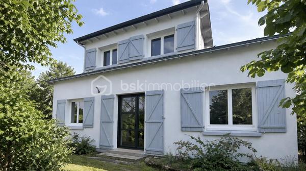 Vous recherchez de l'espace sans renoncer à la proximité des commodités ?
Cette maison de 168 m² habitables offre un cadre de vie idéal pour une famille souhaitant conjuguer confort, fonctionnalité et qualité de vie.
Dès l'entrée, vous découvrez une belle pièce de vie baignée de lumière avec son poêle à bois, ouverte sur une cuisine aménagée et équipée. La véranda prolonge harmonieusement les espaces de vie vers la terrasse et le jardin.
La vie de plain-pied est un véritable atout grâce à une chambre avec dressing, un grand bureau pouvant devenir une seconde chambre, une salle d'eau et un WC indépendant.
À l'étage, chacun profite de son espace avec trois belles chambres, une vaste mezzanine idéale pour un coin détente, salle de jeux ou télétravail, ainsi qu'une salle d'eau et un second WC.
Le sous-sol total apporte un confort supplémentaire avec garage, atelier, buanderie et de nombreux espaces de rangement.
À l'extérieur, le terrain clos et sans vis-à-vis de plus de 1 026m² invite à profiter pleinement des beaux jours : terrasse, cuisine d'été, piscine hors-sol et espaces de détente.
SES ATOUTS : 
✔ Jusqu'à 6 chambres possibles
✔ Vie de plain-pied
✔ Sous-sol total
✔ Terrain clos de 1 026 m²
✔ Centre-ville accessible à pied
✔ Environnement calme et recherché
Une maison aux volumes généreux où chacun trouvera sa place.
Contactez-moi pour découvrir tout son potentiel lors d'une visite.