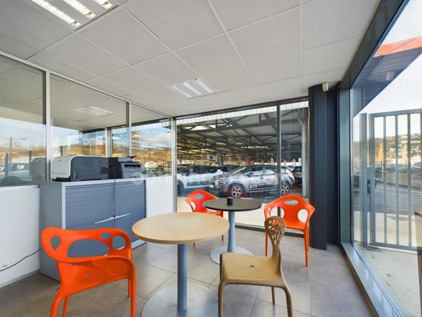 BUREAU A LA LOCATION AVEC VITRINE – 20 MIN DE LYON