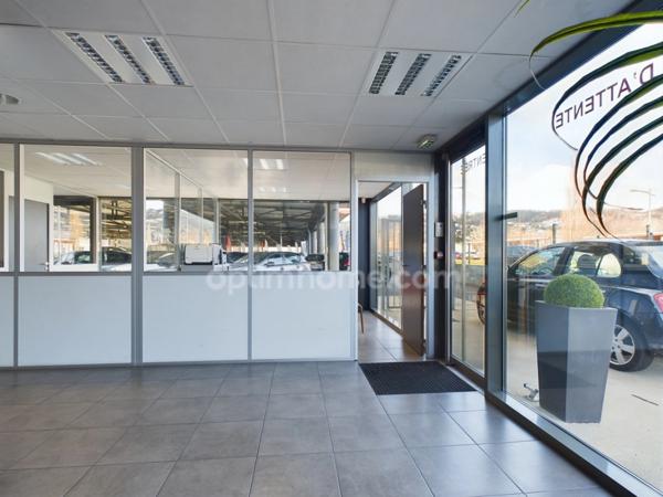 BUREAU A LA LOCATION AVEC VITRINE – 20 MIN DE LYON