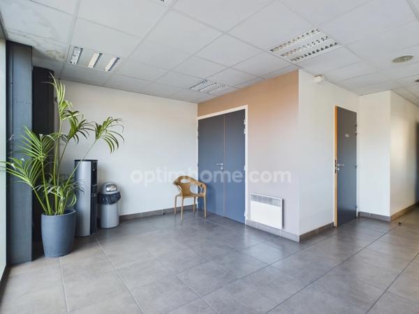 BUREAU A LA LOCATION AVEC VITRINE – 20 MIN DE LYON