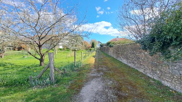 District belle situation pour ce terrain plat constructible viabilisé !