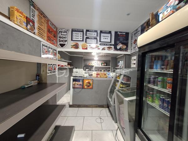 Vous recherchez un local commercial permettant de développer un concept original ou de combiner deux activités complémentaires ? Découvrez cet ensemble situé sur la commune d’Auchel, offrant de belles possibilités d’exploitation.

Le bien se compose de deux espaces distincts :

🍔 Un espace destiné à une activité de snack / restauration rapide, offrant une base idéale pour créer votre propre concept. Cette partie est à aménager et à équiper selon votre projet et votre identité.

💦 Un espace dédié au bien-être et à la détente, pensé pour une exploitation en location à la journée, à la demi-journée ou avec possibilité de nuitée selon le projet.

Cet espace comprend notamment :

un jacuzzi déjà disponible,
une douche,
un espace cuisine / kitchenette,
une salle de bain,
ainsi qu'un jardin privatif, véritable atout pour proposer une expérience agréable et intimiste à la clientèle.
Attention, le DPE a été réalisé avant les travaux de rénovations .
Cette configuration permet d'envisager différentes possibilités : espace spa privatif, location bien-être, concept romantique ou détente, tout en développant parallèlement une activité de restauration rapide dans la partie commerciale.

📍 Auchel

Un bien atypique qui se distingue par son potentiel commercial et la possibilité de développer deux sources d'activité au sein d'un même ensemble.

📞 Envie de découvrir les lieux et d'imaginer votre futur projet ? Contactez-moi pour obtenir davantage d'informations ou organiser une visite.

Noémie Delezie
BSK Immobilier
📱 06 63 66 73 06