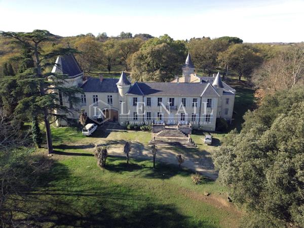 Château entouré de 28 hectares de bois proche d'Auch - Gers