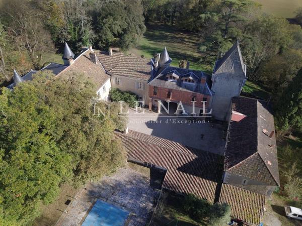 Château entouré de 28 hectares de bois proche d'Auch - Gers