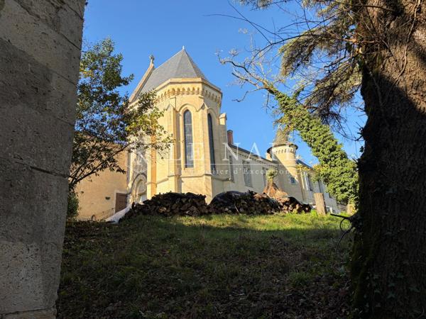 Château entouré de 28 hectares de bois proche d'Auch - Gers