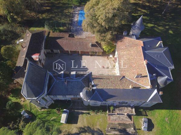 Château entouré de 28 hectares de bois proche d'Auch - Gers