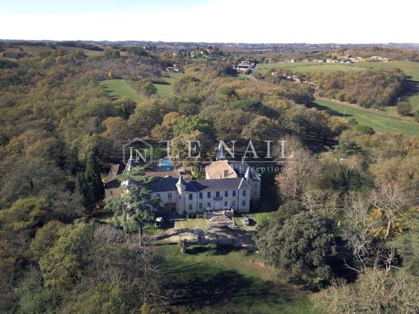 Château entouré de 28 hectares de bois proche d'Auch - Gers