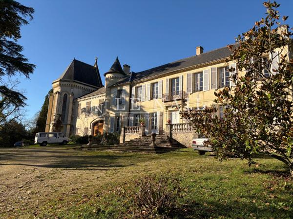 Château entouré de 28 hectares de bois proche d'Auch - Gers