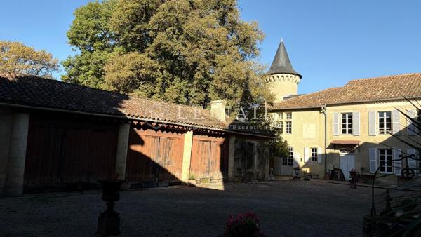 Château entouré de 28 hectares de bois proche d'Auch - Gers