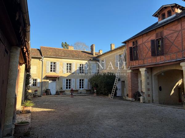 Château entouré de 28 hectares de bois proche d'Auch - Gers