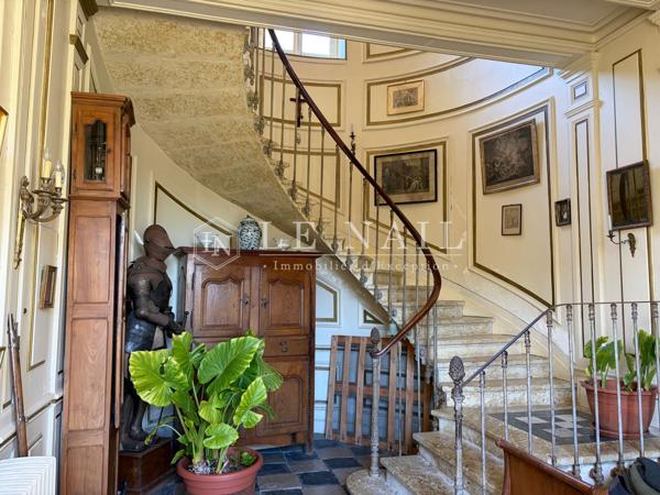 Château entouré de 28 hectares de bois proche d'Auch - Gers