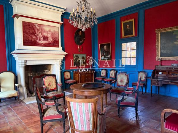Château entouré de 28 hectares de bois proche d'Auch - Gers