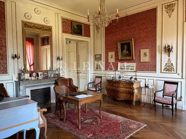 Château entouré de 28 hectares de bois proche d'Auch - Gers