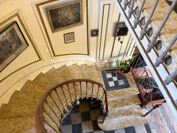 Château entouré de 28 hectares de bois proche d'Auch - Gers