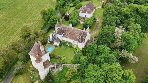 Magnifique château XVIe et XVIIIe avec son donjon du XIIIe au Sud de la Touraine