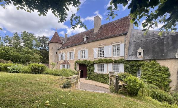 Magnifique château XVIe et XVIIIe avec son donjon du XIIIe au Sud de la Touraine