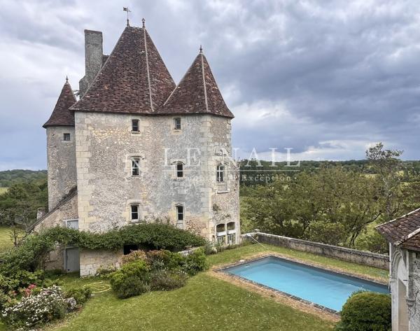 Magnifique château XVIe et XVIIIe avec son donjon du XIIIe au Sud de la Touraine