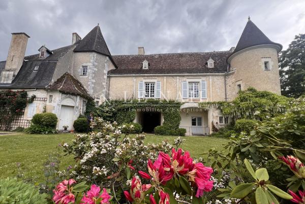 Magnifique château XVIe et XVIIIe avec son donjon du XIIIe au Sud de la Touraine