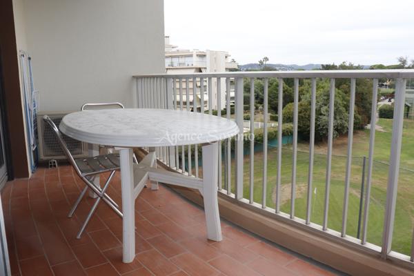GRAND 2 pièces À FORT POTENTIEL – BELLE TERRASSE AVEC VUE IMPRENABLE SUR LE GOLF