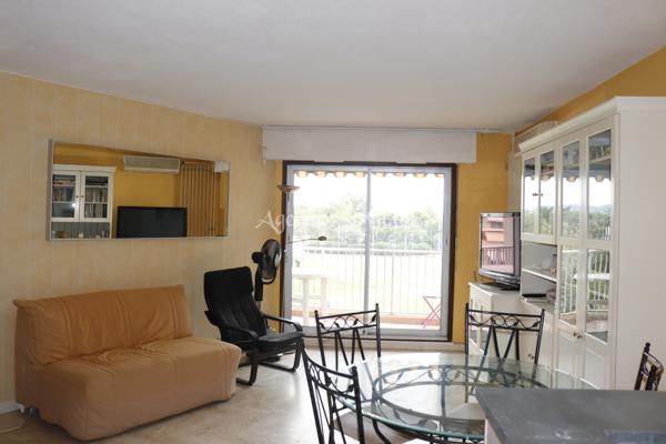 GRAND 2 pièces À FORT POTENTIEL – BELLE TERRASSE AVEC VUE IMPRENABLE SUR LE GOLF