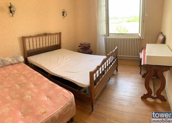 VAL DE COGNAC - 16370 - Maison 7 piéces de 146 m² avec un sous sol de 120 m² édifiée sur 8000 m² .