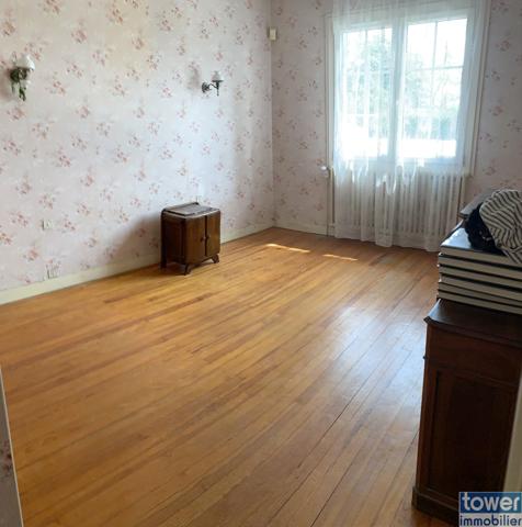 VAL DE COGNAC - 16370 - Maison 7 piéces de 146 m² avec un sous sol de 120 m² édifiée sur 8000 m² .