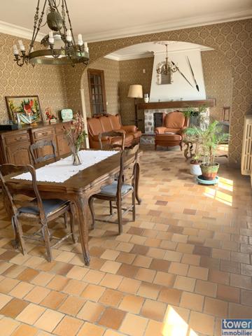 VAL DE COGNAC - 16370 - Maison 7 piéces de 146 m² avec un sous sol de 120 m² édifiée sur 8000 m² .