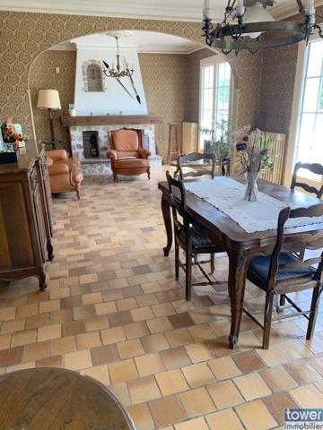 VAL DE COGNAC - 16370 - Maison 7 piéces de 146 m² avec un sous sol de 120 m² édifiée sur 8000 m² .