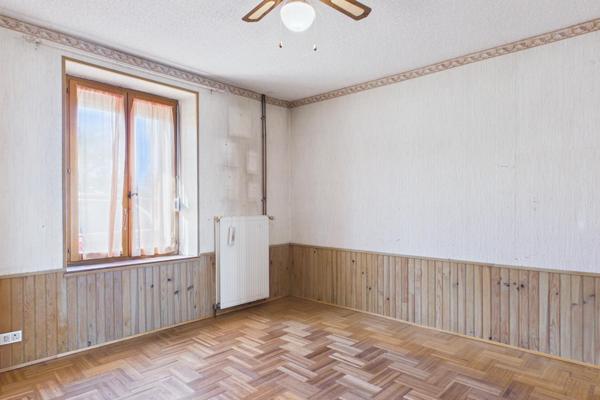 Maison avec dépendance et beau potentiel