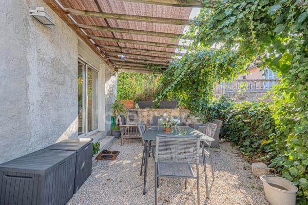 Mougins Centre (Tournamy) / à vendre Propriété de charme avec dépendance, piscine et double garage