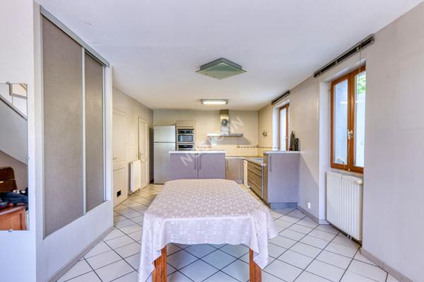 Maison de 8 pièces d'environ 131.m² située à Villeurbanne avec 4 places privativesLe prix de première offre possible est fixé à 395 000€ (honoraires inclus). Aucuns frais supplémentaires ne sont à prévoir. La participation à la vente interactive est soumi