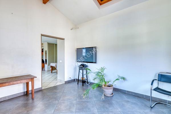 Maison de 8 pièces d'environ 131.m² située à Villeurbanne avec 4 places privativesLe prix de première offre possible est fixé à 395 000€ (honoraires inclus). Aucuns frais supplémentaires ne sont à prévoir. La participation à la vente interactive est soumi