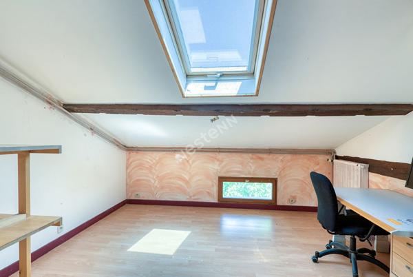 Maison de 8 pièces d'environ 131.m² située à Villeurbanne avec 4 places privativesLe prix de première offre possible est fixé à 395 000€ (honoraires inclus). Aucuns frais supplémentaires ne sont à prévoir. La participation à la vente interactive est soumi