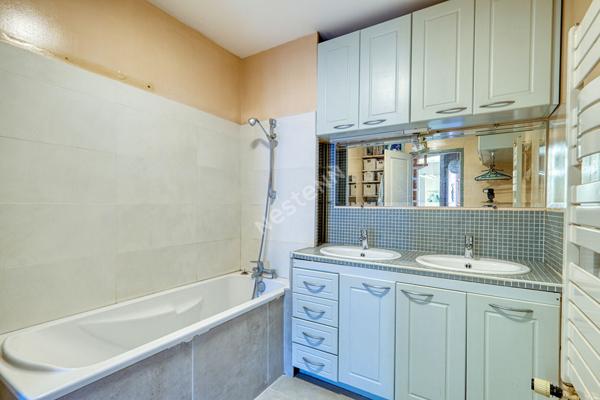 Maison de 8 pièces d'environ 131.m² située à Villeurbanne avec 4 places privativesLe prix de première offre possible est fixé à 395 000€ (honoraires inclus). Aucuns frais supplémentaires ne sont à prévoir. La participation à la vente interactive est soumi